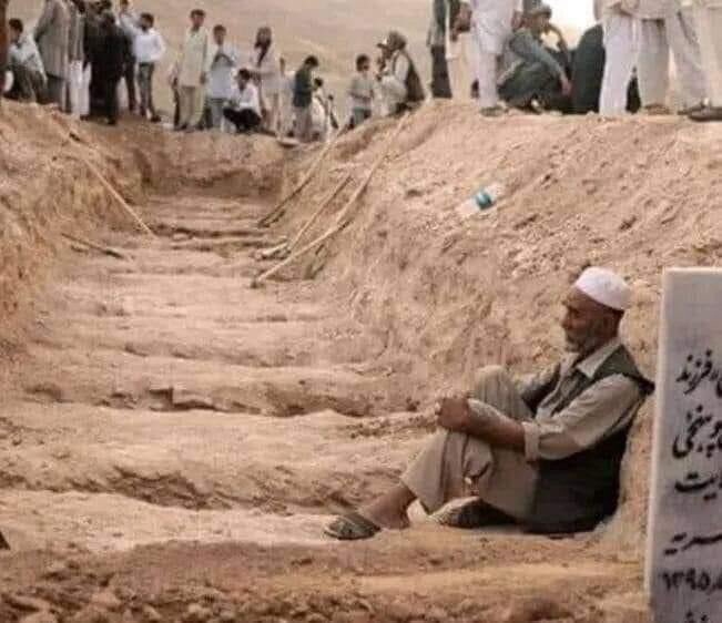 ديدن اين عكس شهامت ميخواهد ...!               هركه وجدان بيدار داشته باشه ازغم بزرگ كه دراين عكس نهفته است قلب اش به درد مي آيد #StopHazaraGenocide