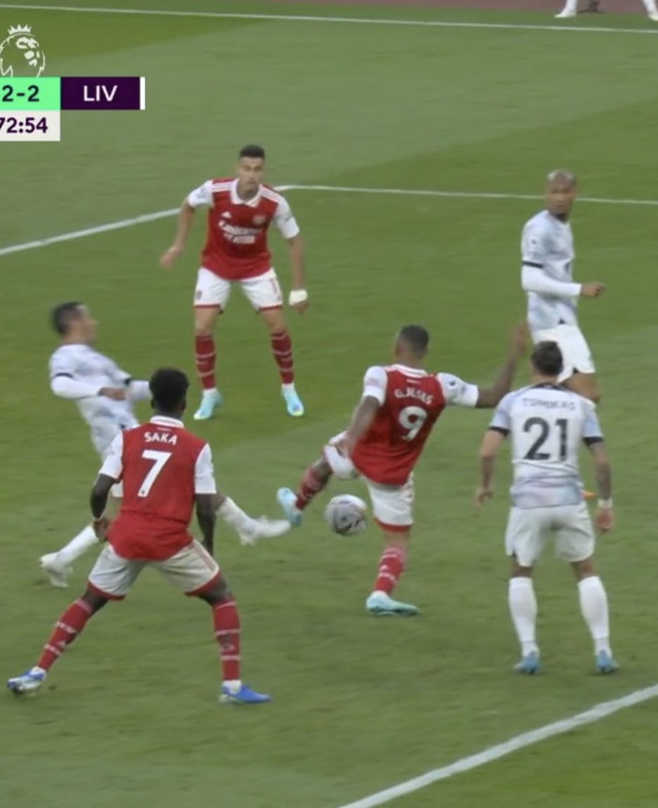 No penalty.                             Clear penalty. 

The Premier League officials are a DISGRACE.