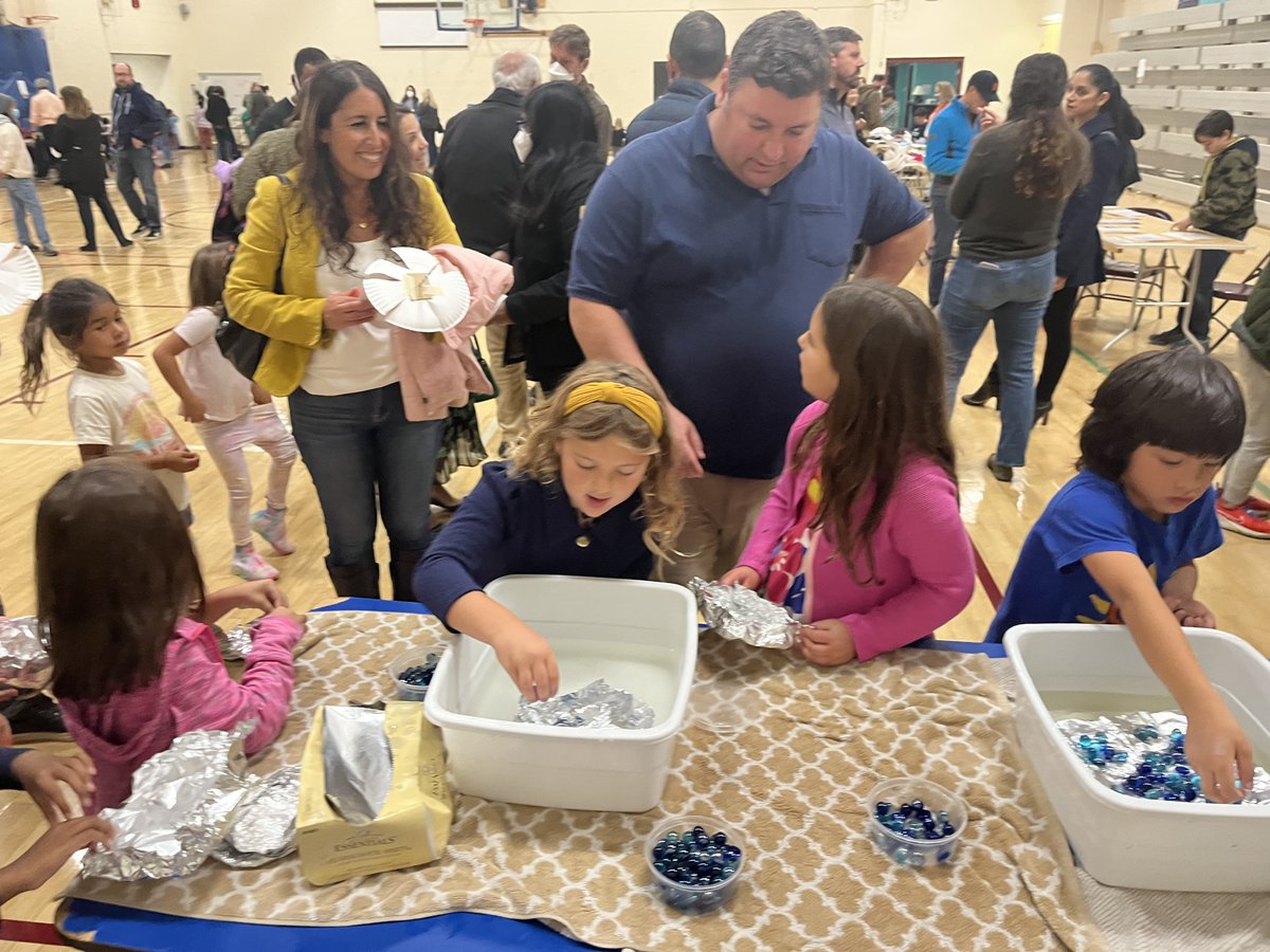 eagles_emerson's tweet photo. We want to thank you @aahom and @lesliesnc
for allowing us to help set up an event where there were tables, each containing a science experiment that little kids part of the community could experience. 13/15 tables were manned by Emerson Robotics team members! https://t.co/Sfn8Sak4Yc