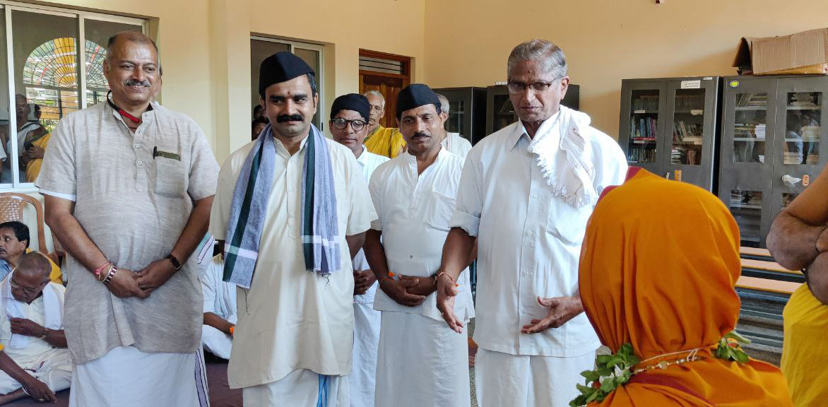 ShankaraPeetha's tweet photo. ಮೂರೂರಿನ ಪ್ರಗತಿ ವಿದ್ಯಾಲಯದಲ್ಲಿ ನಡೆದ ರಾಷ್ಟ್ರೀಯ ಸ್ವಯಂಸೇವಕ ಸಂಘದ ಪ್ರಾಥಮಿಕ ಶಿಕ್ಷಾವರ್ಗದ ಕಾರವಾರ ಜಿಲ್ಲೆಯ ಕಾರ್ಯಕ್ರಮದಲ್ಲಿ ಶ್ರೀಸಂಸ್ಥಾನದವರು ದಿವ್ಯಸಾನ್ನಿಧ್ಯವನ್ನಿತ್ತು ಆಶೀರ್ವದಿಸಿದರು. https://t.co/cAPAGmqB79