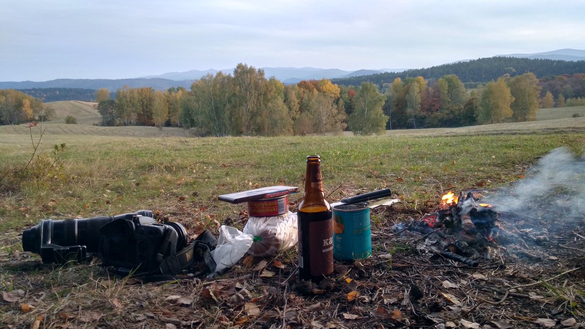 marekmarian's tweet photo. Wczoraj, na zakończenie nietypowego (ciężkiego) tygodnia - cicha #impra z Koroną i Caryńską (⇥).
Kulturowa ogniskowa miejscówka SG i włóków, na prywatnym i granicy z @LPanstwowe
W oczekiwaniu na pełnię, której nie było (cirrusy), było za to polowanie + SG ukryte czujnie w tle. https://t.co/ztqdDzTtfO