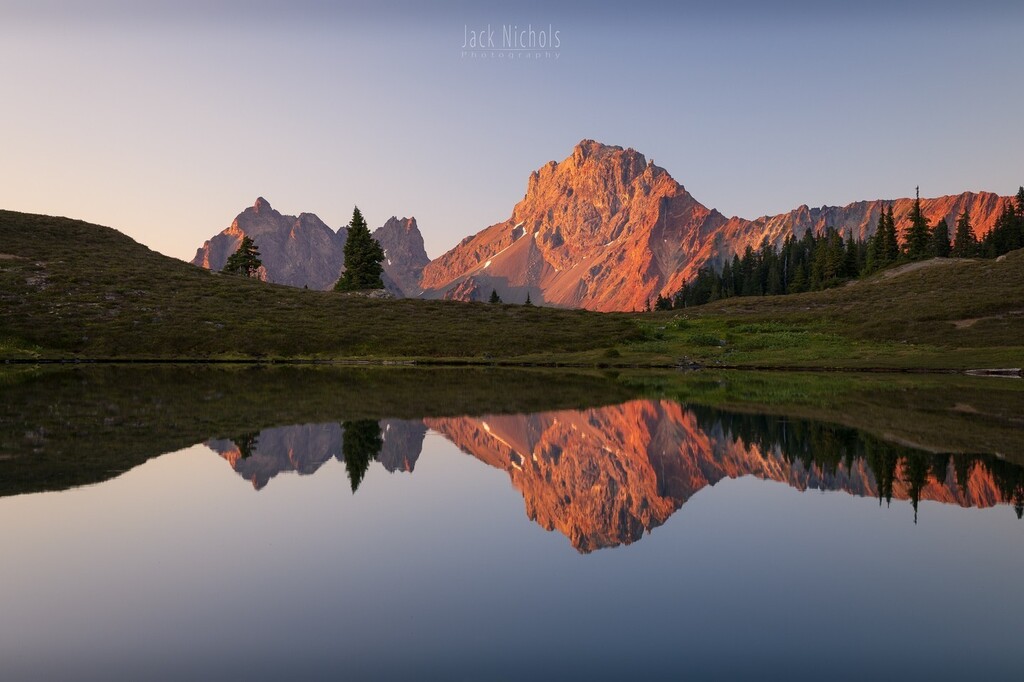 jmongol's tweet photo. Alpenglow from one of my favorite places in the world!⁠
⁠
A new (much belated) edition of the newsletter goes out this week, with lots of new stories from this summer in the North Cascades. Not a subscriber? Click on the link in my profile to get sig… https://t.co/KDbKKvbPT9 https://t.co/l0E5NfIUhH