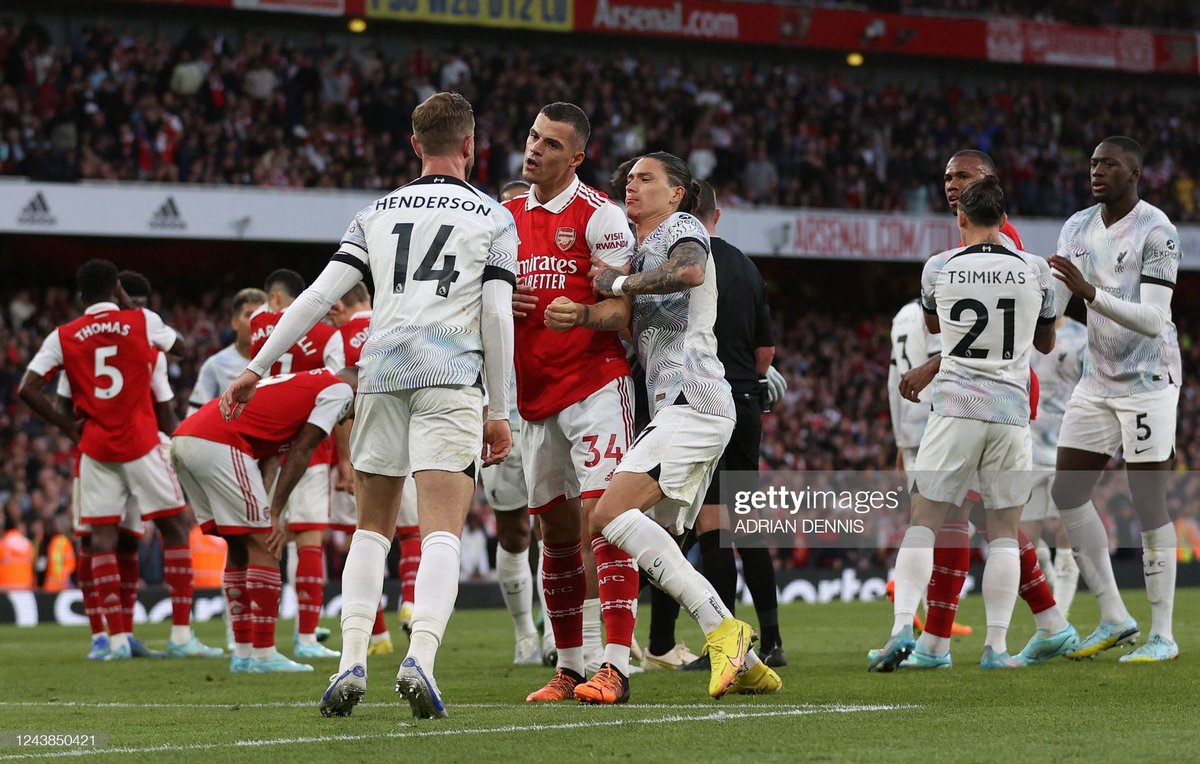 FT: Arsenal 3-2 Liverpool. Alhamdulillah 3 pts dan balik ke pucuk, dan alhamdulillah juga Arsenal akhirnya dapat jatah buat ngerasain keuntungan dari buruknya kinerja wasit di PL, langka. What a game btw! 🔥