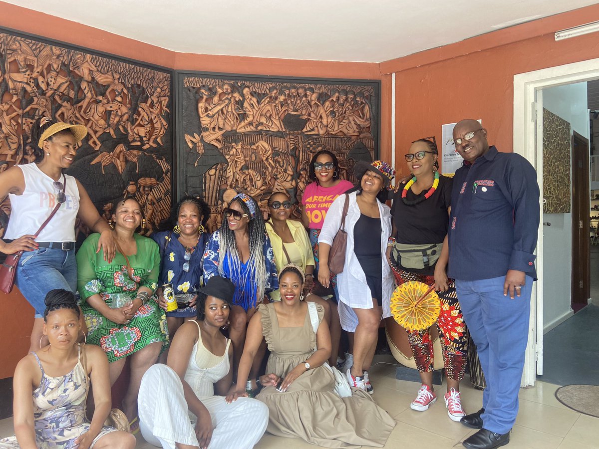 Masterjerb's tweet image. A ten member team of Brilliant South African ladies on tour of Rwanda and one of the spot to check was IPFUNDO ART GALLERY  situated St Micheal Cathedral compound . They were amazed at the beauty of the Art exhibition .
