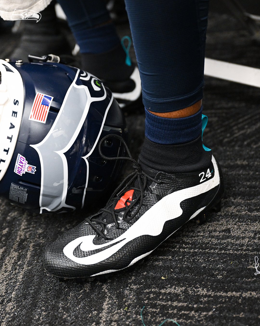 Seattle Seahawks on X: Air Griffey rocking. Quinton Jefferson's cleats  today pay homage to Ken Griffey Jr.  / X