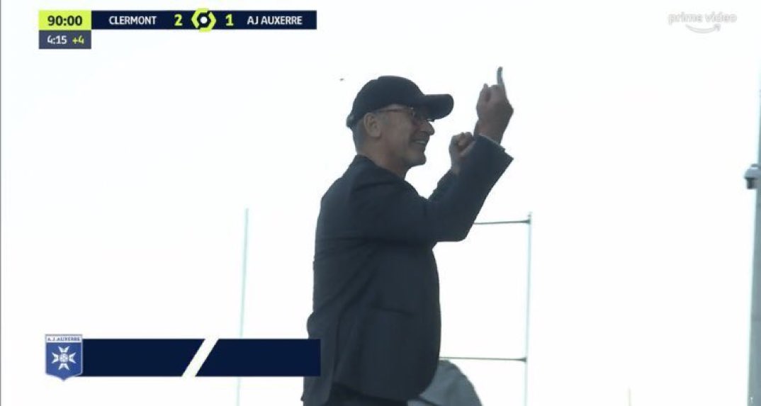 Ligue1_Turkce's tweet photo. Clermont taraftarına orta parmak işareti yapan Auxerre antrenörü JM Furlan’ın maç sonu açıklaması: 

“Beni tanıyorsanız, beynim olmadığını bilirsiniz. Söz konusu futbol olduğu zaman hal ve tavırlarım da fazlasıyla agresif olur.” #Auxerre https://t.co/gFEPSUD9Fz