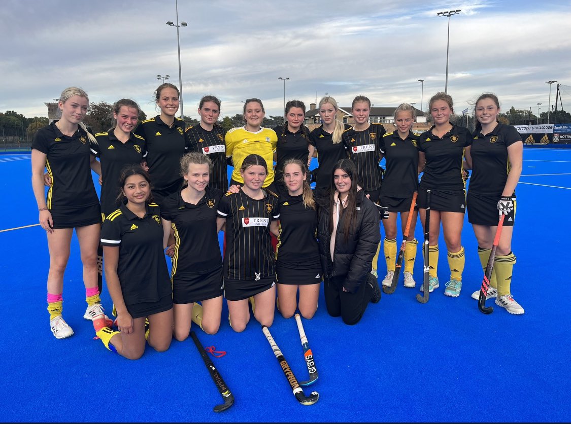 violetoneill35's tweet photo. good first round win for the U18s 🐝🖤 
@Y1Hockey https://t.co/9GJ8QCkW46