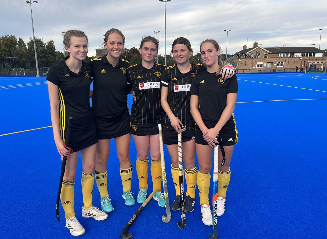 violetoneill35's tweet photo. good first round win for the U18s 🐝🖤 
@Y1Hockey https://t.co/9GJ8QCkW46