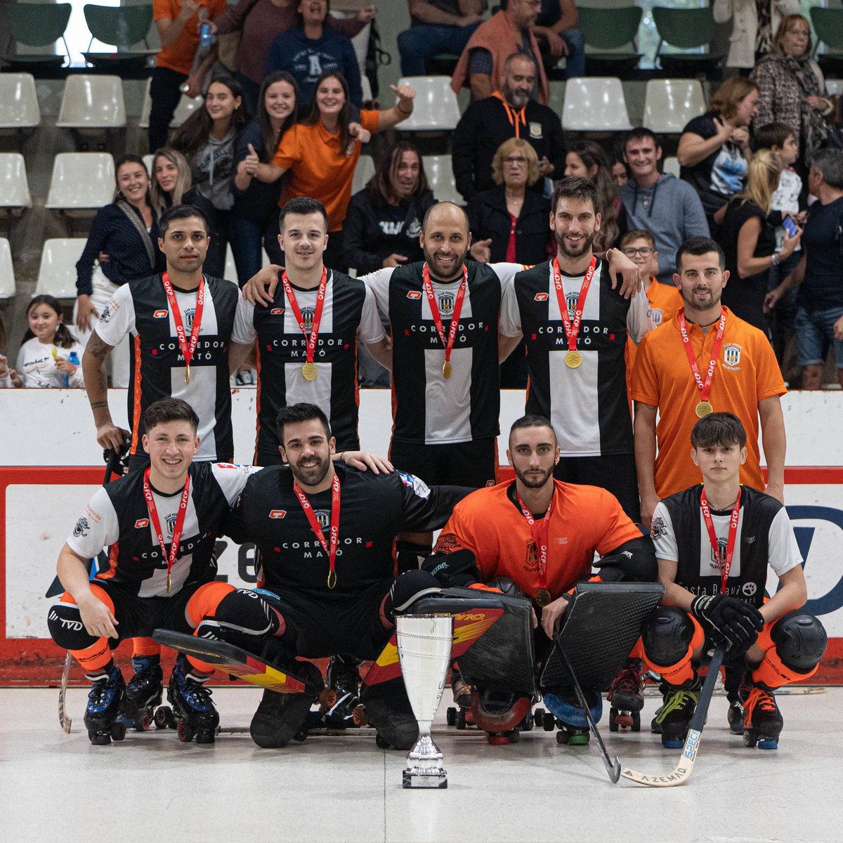 [🏑] 🏆 El <a href="/chpalafrugell/">Club Hoquei Palafrugell</a>, campió de l'#OKLligaCatPlata❗

✅ Els de l'Empordà han guanyat 8-2 la final contra el @clubpativic.

#HoqueiPatins