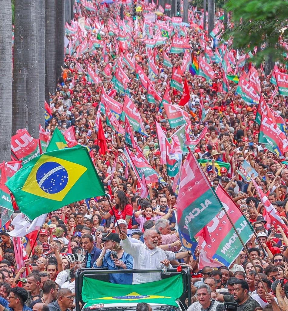 A foto do dia: uma multidão com Lula na Praça da Liberdade, em Belo Horizonte. Por Ricardo Stuckert