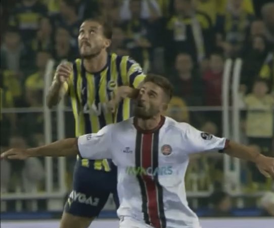 Abdülkerim Bardakcı’nın Gaziantep FK maçında yediği 2.sarı kart pozisyonu ve Gustavo Henrique’nin es geçilen pozisyonu.

Hangisi daha sert, hangisi daha kontrolsüz? 

Kurallar Galatasaray’a farklı, Fenerbahçe’ye farklı uygulanıyor sanırım… #FBvFKG