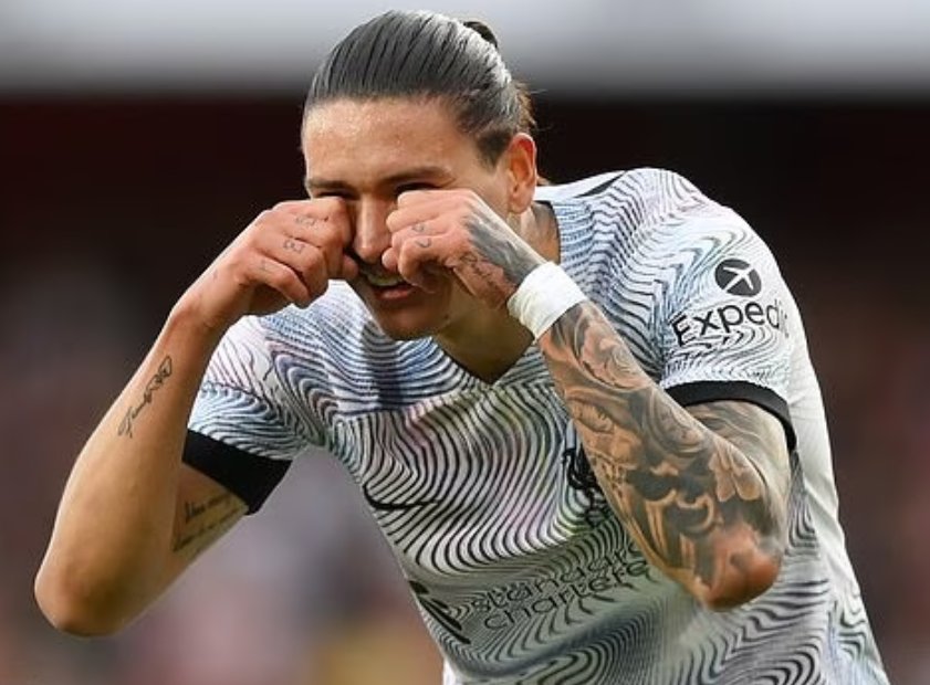 RRohitMenon1's tweet photo. @premierleague @Arsenal @gabrieljesus9 This celebration ended badly for him😂😂😂😂
#ARSLIV https://t.co/64WhJ59lgG