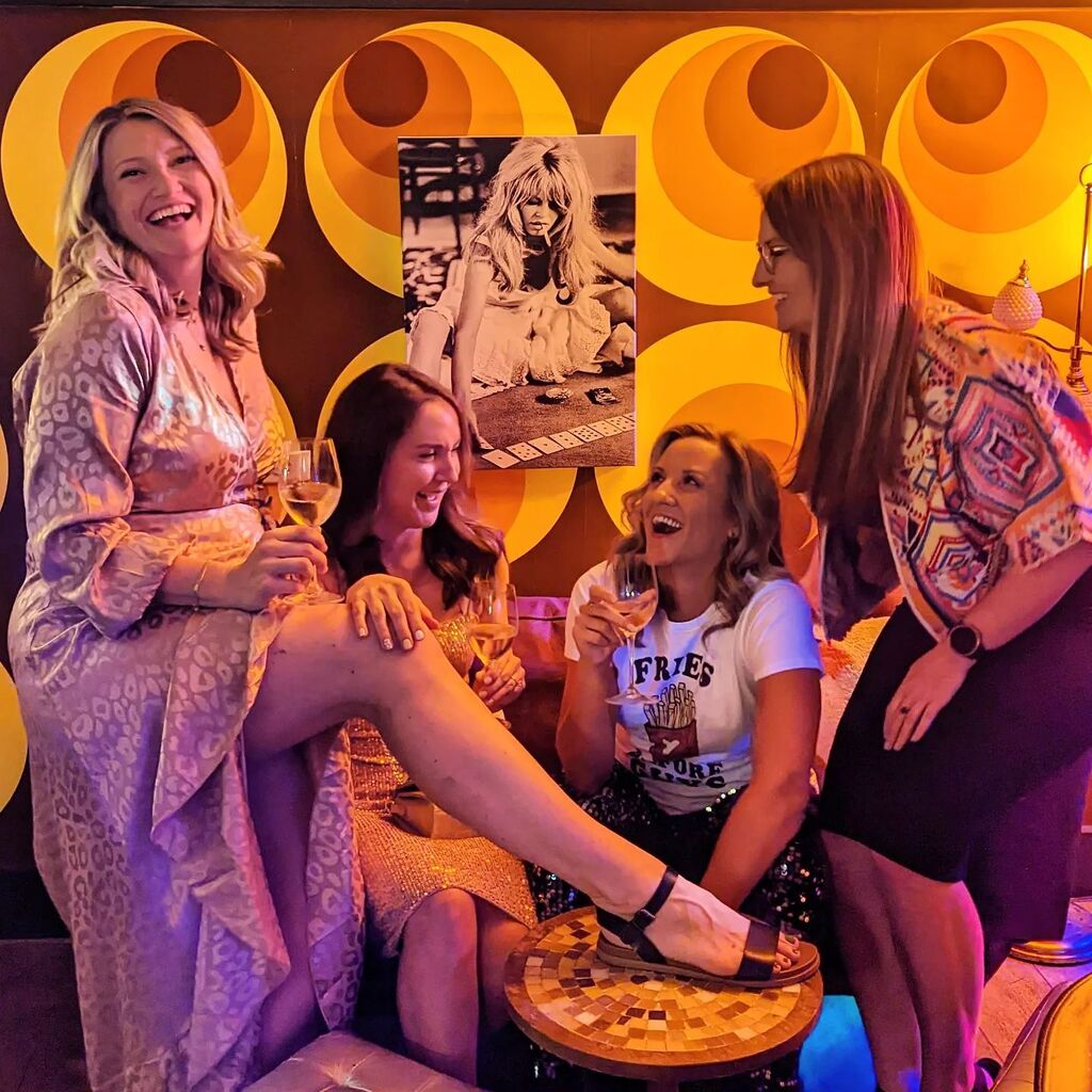 Champagne + French Fries + Besties + Laughter = it's a whole vibe

#gabfff @thegabfff @champagneveuvefourny @champagne.tiger instagr.am/p/CjgGWRFuKp9/