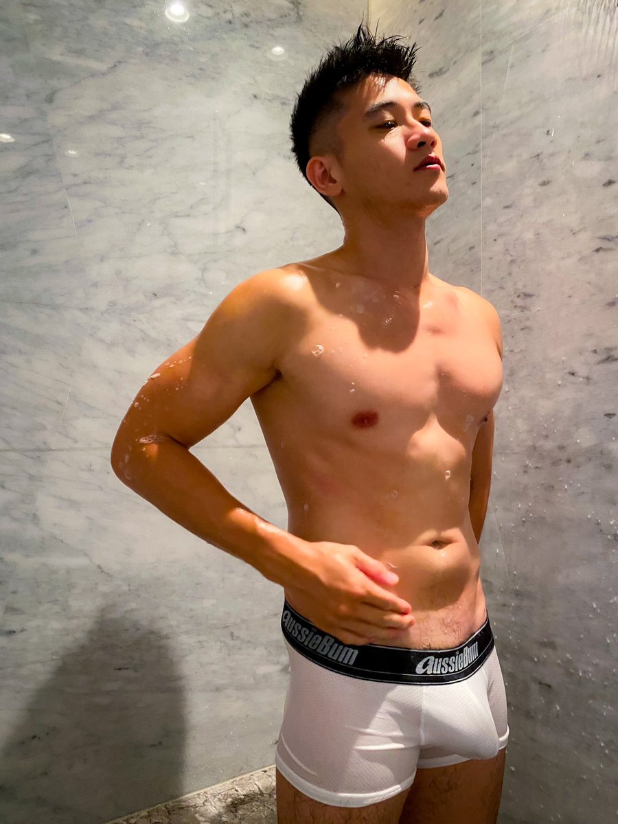 攝影師要拍洗澡
然後就…

沒穿的不能放🤭

#卡丁 #洗澡