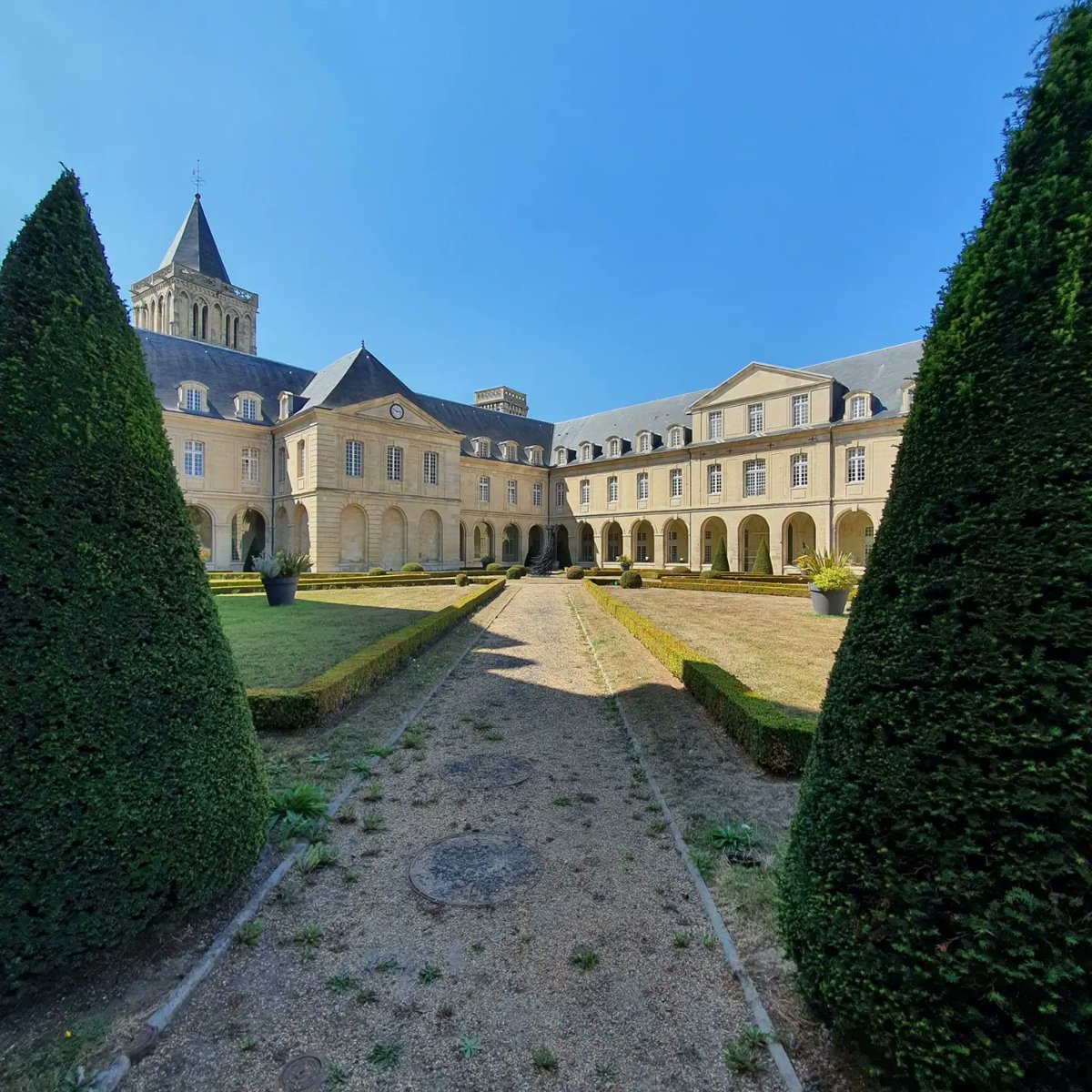 mickaelberthout's tweet photo. Le cloître de l'Abbaye-aux-Dames...
#Normandie #Calvados #Caen #Caenlamer #NormandieTourisme #CalvadosTourisme #CaenlamerTourisme #Abbaye #AbbayeAuxDames #Cloitre #Monument #Patrimoine #Tourisme https://t.co/b5lkQrGISD