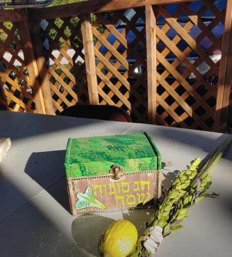 BobbiStorm's tweet photo. #blog #Julia #tropics #life #Fall #Sukkot @NCStateFair https://t.co/6Xbz5DePDn top right pic is from my friend in SW FL that just got power back, built a #Sukkoth #lifegoeson even after a #Ian my #sotd #Imagine a world of #peace everyone enjoy what u have give thanks https://t.co/EY9F4jvzpZ