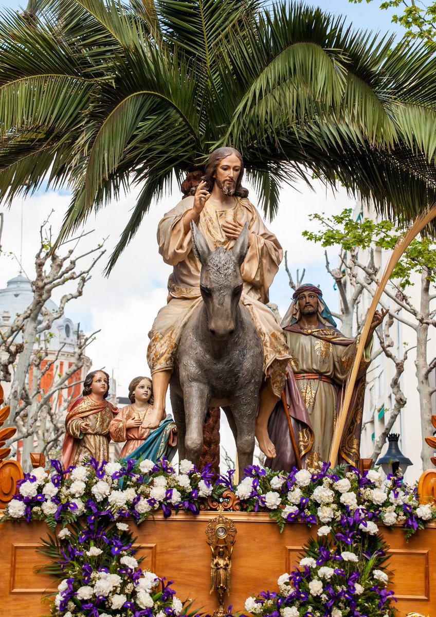 Lectura de la segunda carta del apóstol san Pablo a Timoteo (2,8-13)
Pues si morimos con él, también viviremos con él; si perseveramos, también reinaremos con él; si lo negamos, también él nos negará.
Si somos infieles, él permanece fiel,porque no puede negarse a sí mismo.