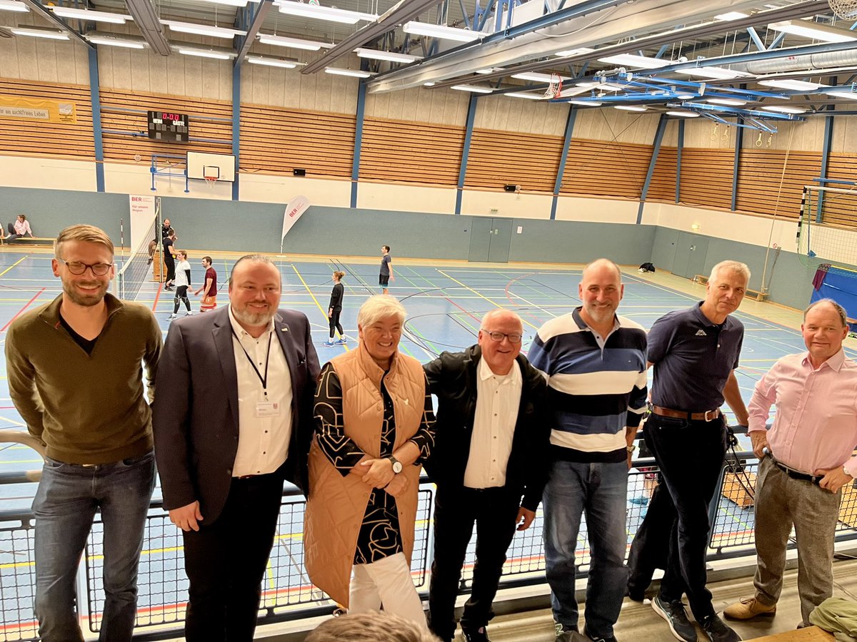 17. Dahmepokal 2022 - Endspiel. Es spielten die Berliner „Lollipops“ vs „Die Killerbienen“ aus Potsdam. Letztere trugen den Sieg davon. Mitgefiebert haben die BürgermeisterInnen aus den umliegenden Gemeinden und Städten sowie die Vertreter des Landkreises und des Flughafens.