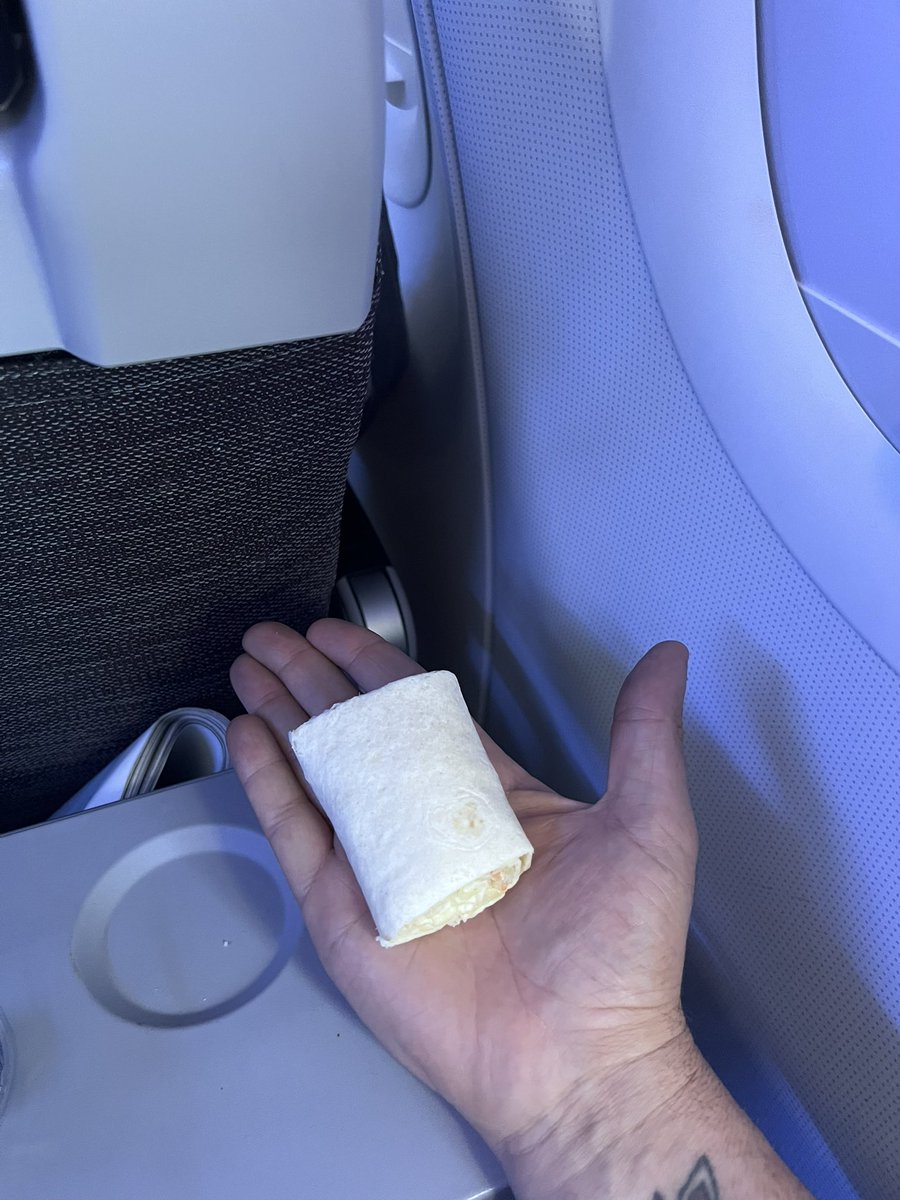 Meal 2 on a 7hr flight and yes I have normal size hands 
Ridiclous <a href="/AerLingus/">Aer Lingus</a>