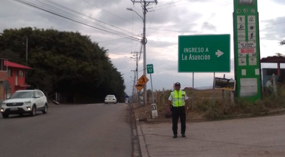 ls_guzmanc's tweet photo. #ControlOperativo
🚔🚨Agentes de la @CTEcuador se mantienen dispuestos en diferentes puntos de la red vial estatal del #Azuay para garantizar su seguridad.
✅️Maneje con precaución.
#JuntosLoHacemosPosible
#FeriadoSeguro
@ErnestoPolit
@dariovherrera
@goberazuay
@ANT_ECUADOR https://t.co/bVGtCSdKs3