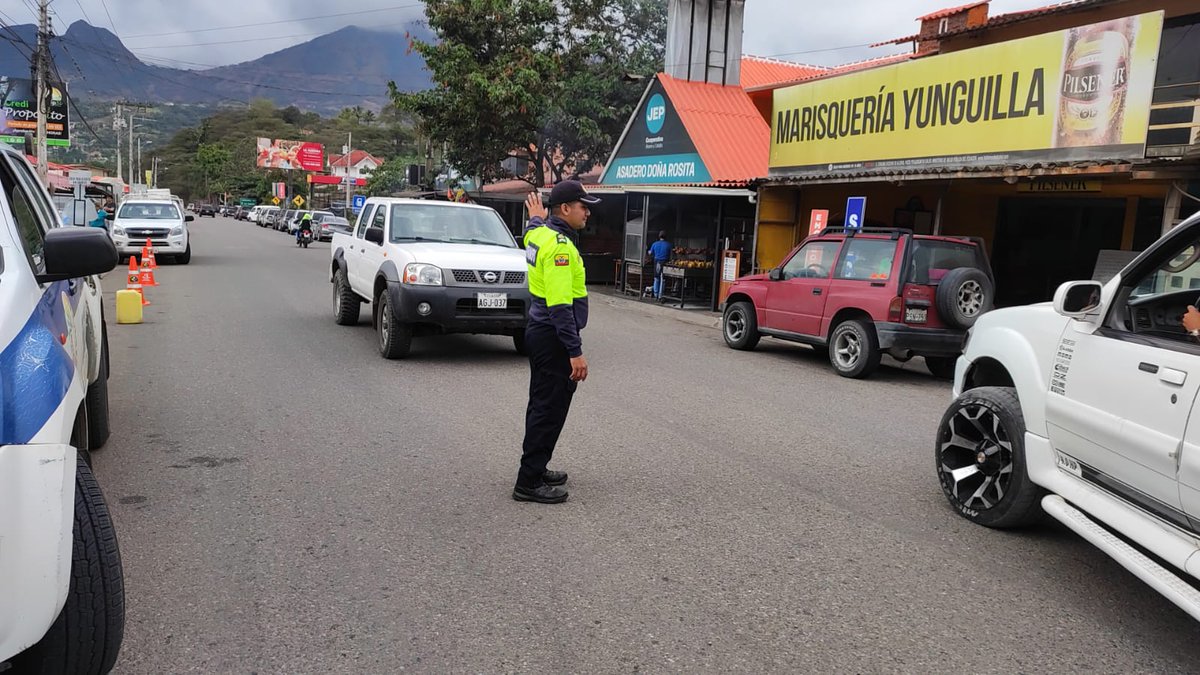 ls_guzmanc's tweet photo. #ControlOperativo
🚔🚨Agentes de la @CTEcuador se mantienen dispuestos en diferentes puntos de la red vial estatal del #Azuay para garantizar su seguridad.
✅️Maneje con precaución.
#JuntosLoHacemosPosible
#FeriadoSeguro
@ErnestoPolit
@dariovherrera
@goberazuay
@ANT_ECUADOR https://t.co/bVGtCSdKs3