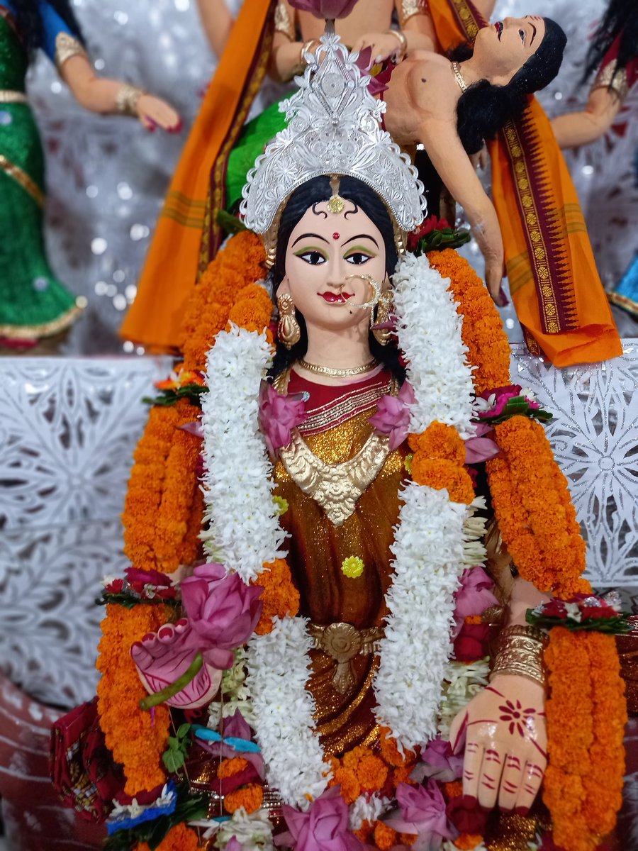 NirmalyaParida7's tweet photo. Amo Gaon Laxmi Puja 🙏🏻✨️❤️
#LaxmiPujo #Odisha #mainda #binjharpur https://t.co/Yh4ZiVhOzx