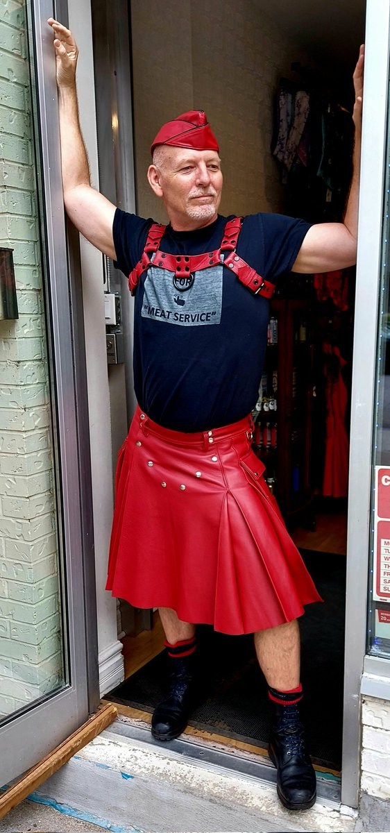 KoltinPlowman's tweet photo. Working in Leather
#3pics
#FetishForRed
#FlaggingRed
#FistingFetishInPublic https://t.co/0TrNK7cz3C