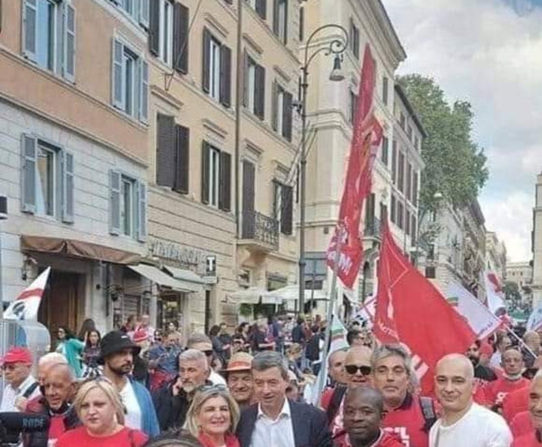Ma,
poi si è saputo cosa ci faceva il Ministro del Lavoro in carica al corteo del sindacato contro le politiche del lavoro eseguite dal governo?