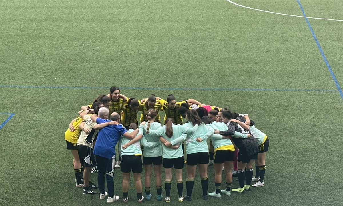 zar841quini's tweet photo. En Siero viendo al @RealOviedoFem contra el @cdromanonfem partido importante para los dos equipos #rizos #9 #daleeeee 💙⚽️💪 https://t.co/eFBzyjAt8m