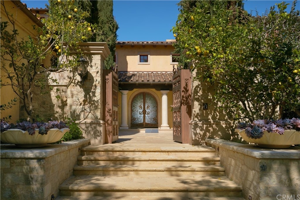 uniquehomeslux's tweet photo. Phenomenal #customestate in #OrangeCounty. #Privategates introduce 1.42-acre w/ #golfcourse & #hillviews. Impressive interior: #limestoneflooring, #Venetianplaster, #customcarved #marblefireplaces. #Ivrine #CA. https://t.co/R2s7ZZOPUE. Presented by Timothy Smith 9496781070 https://t.co/5W4Z09vqDc