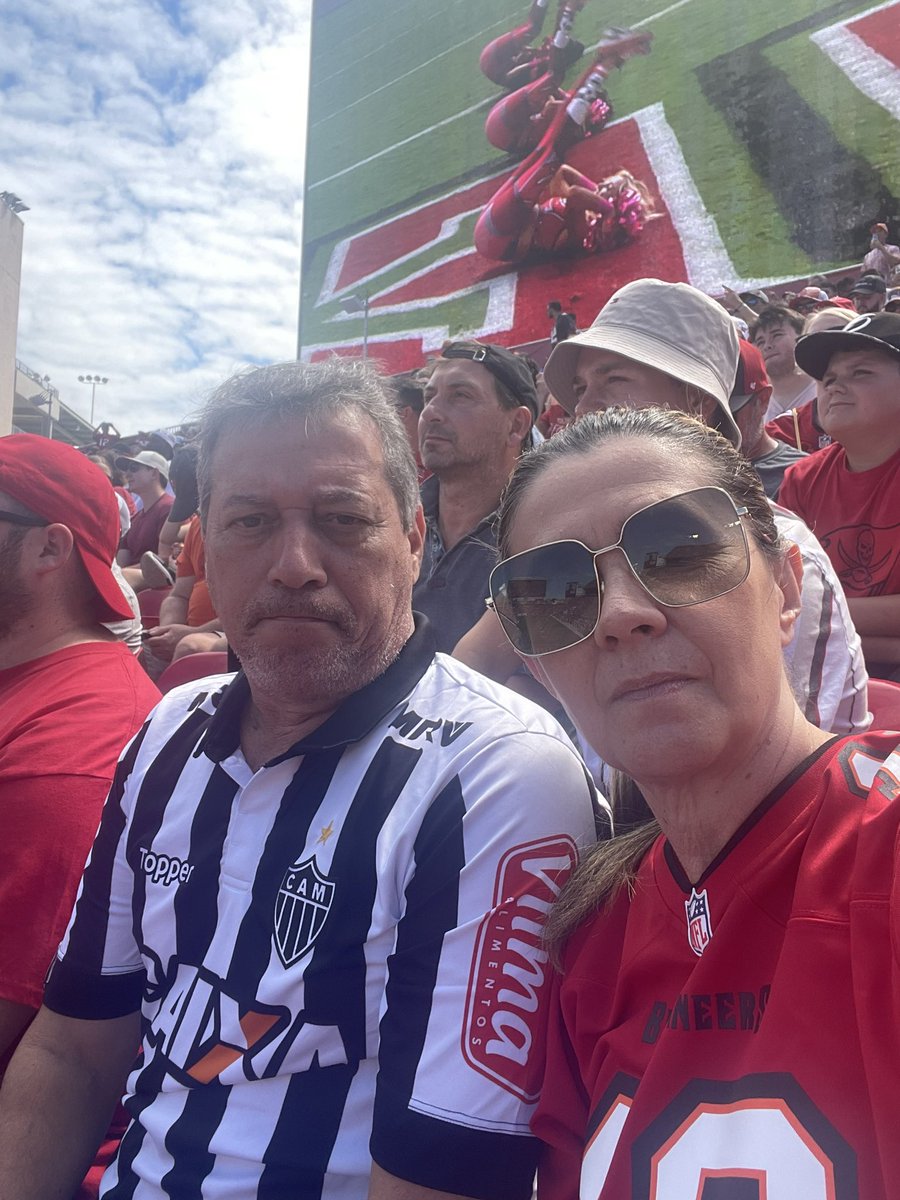 #NFLnaESPN NFLBrasil ariaguiar  O galão da Massa vendo o GOAT