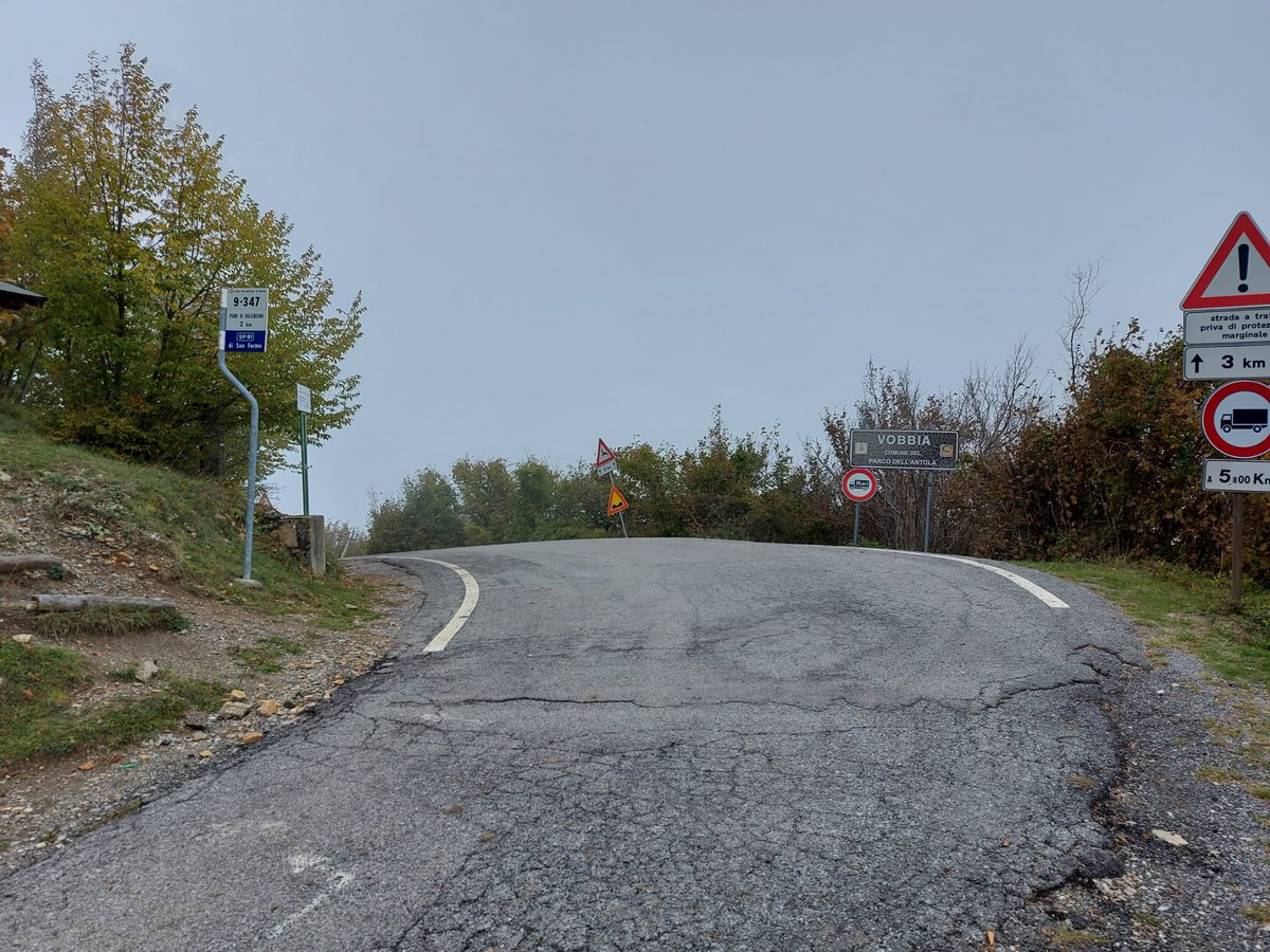 rptmtt's tweet photo. Posti incantevoli... peccato strada da #SanFermo a fondo valle Borbera in stato terribile...altro che bici da strada o gravel.. ci vogliono i tasselli🤨...chissà che ne pensano #Coppi e #Girardengo https://t.co/TyeSIRboBR