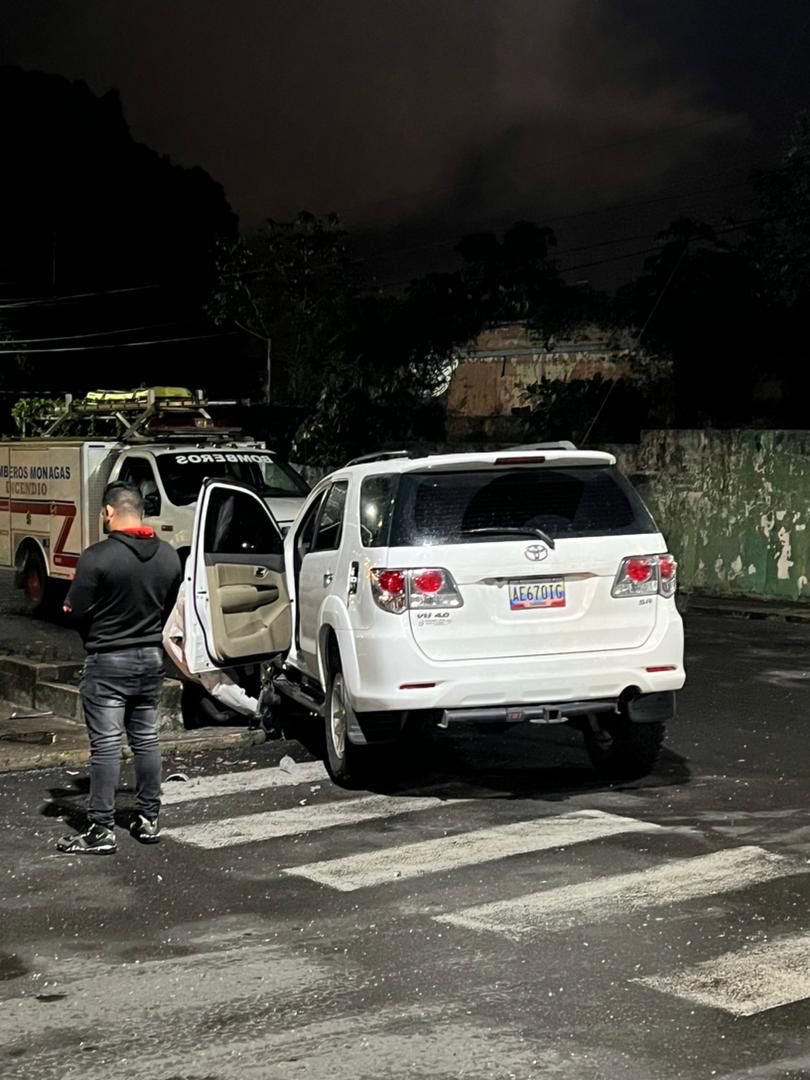 Ediliacaro's tweet image. Un sobrino de la Ministra de Educación , Yelitza Santaella, fue el responsable de ocasionar un grave accidente vial en Maturín, estado Monagas.
El joven identificado como Juan de los Santos, en estado de embriaguez, dueño de la conocida estación de servicios Filipetti.