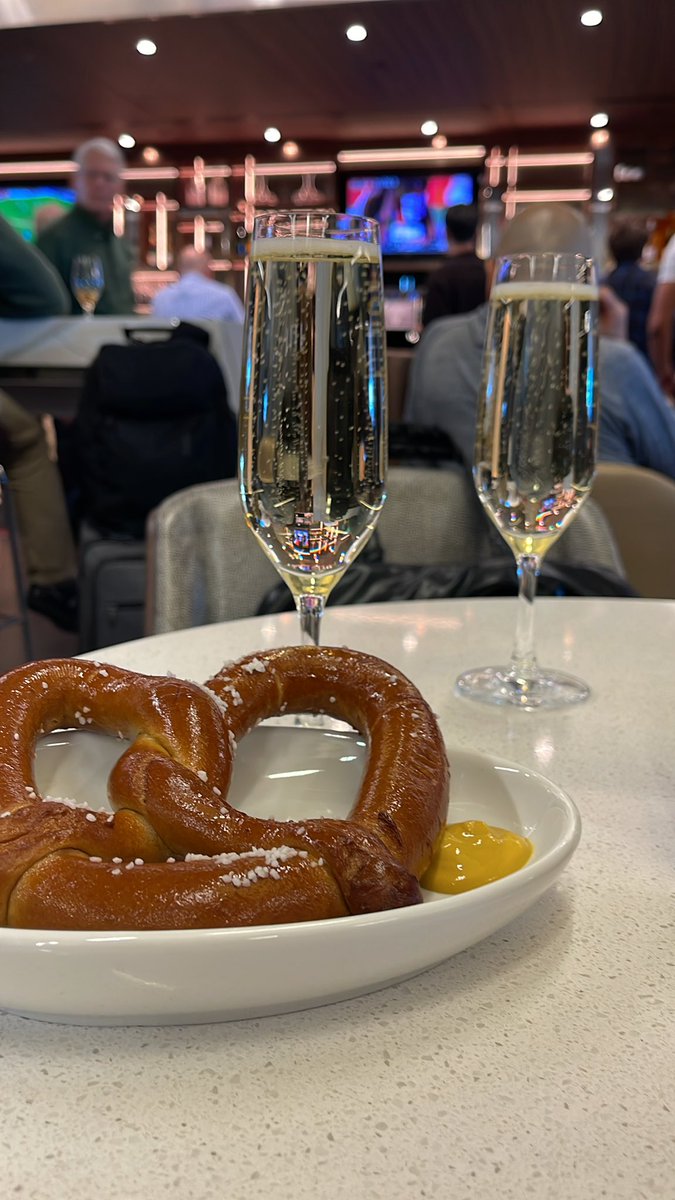 annaDishes's tweet photo. JFK terminal 4 Sky Club > terminal 2. Cheers 🥂 

Football, prosecco and a hot 🥨 FTW today. 

@Delta 
#DeltaLoyal https://t.co/3cbUXmrYs4