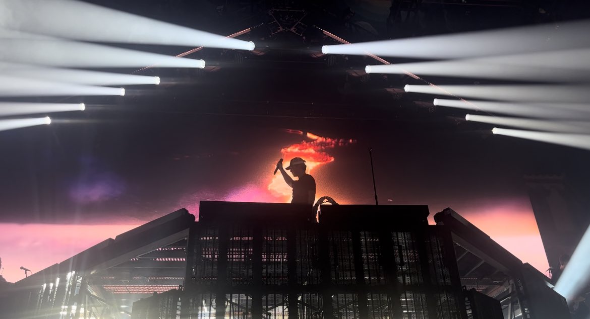 SalinaNichole's tweet photo. @sushitrash We got there at 11am and waited through freezing rain but getting barricade made it all worth it. Thank you for such an amazing show <3 

Byline Aragon Ballroom 
10/7/22 https://t.co/YHtO5euFRN
