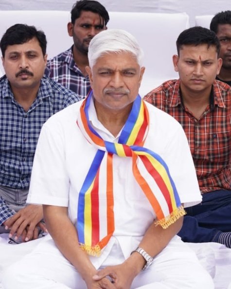 राजेन्द्रपाल गौतम <a href="/AdvRajendraPal/">(समण) Rajendra Pal Gautam</a> जी अगली बार जब भी दिल्ली विधानसभा का सत्र हो, आप श्रामणेर के रूप में चीवर पहन कर #दिल्ली_विधानसभा में जाएं। तब मैं भाजपाइयों और आपाइयों का चेहरा देखना चाहूंगा।