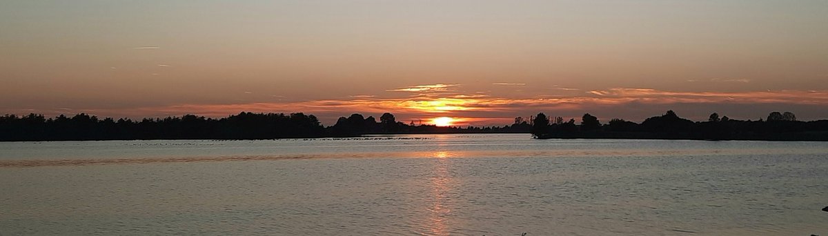 klaaswillemb's tweet photo. The serene #sunset after a golden october (sun)day #easterskar #afterglow #sunsetlovers #zonsondergang #itfryskegea #landscapephotography https://t.co/6kjjckAs2c