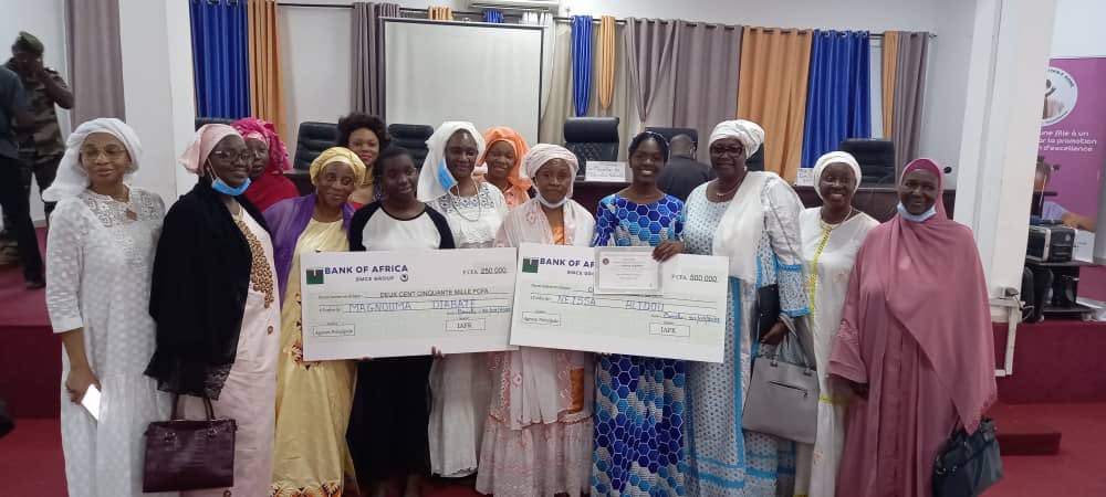 InitiativeKone's tweet photo. 3ème remise du prix de l'Initiative Assitan N'Fagnanama Koné (IAFK) le 30 septembre 2022. Présidée par Mme Sidibé Dedeou Ousmane, Ministre de l'Education nationale, deux prix d'excellence ont été attribués: Prix de la première nationale au BAC, reçu par Neissa Alidou https://t.co/opSlVsvvce