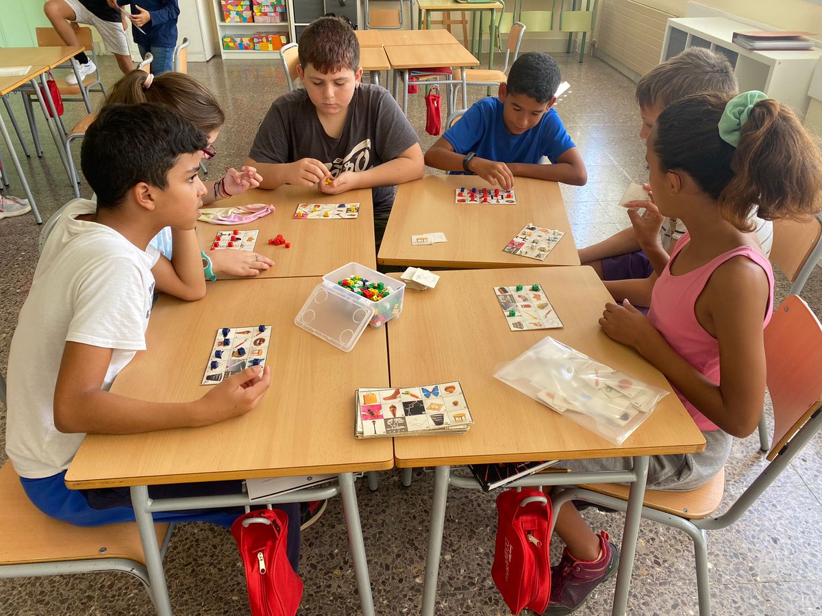 EscolaRocafonda's tweet photo. Tornen els English corners a C.S. Durant la setmana passada l’alumnat de 6è ha practicat el Speaking jugant al Who is Who? i Reading i Listening amb un Bingo.
Why not playing?
#escolarocafonda #educacioprimaria #english #englishforfun #englishcorners #learning #playing https://t.co/cTg7SS3TAB