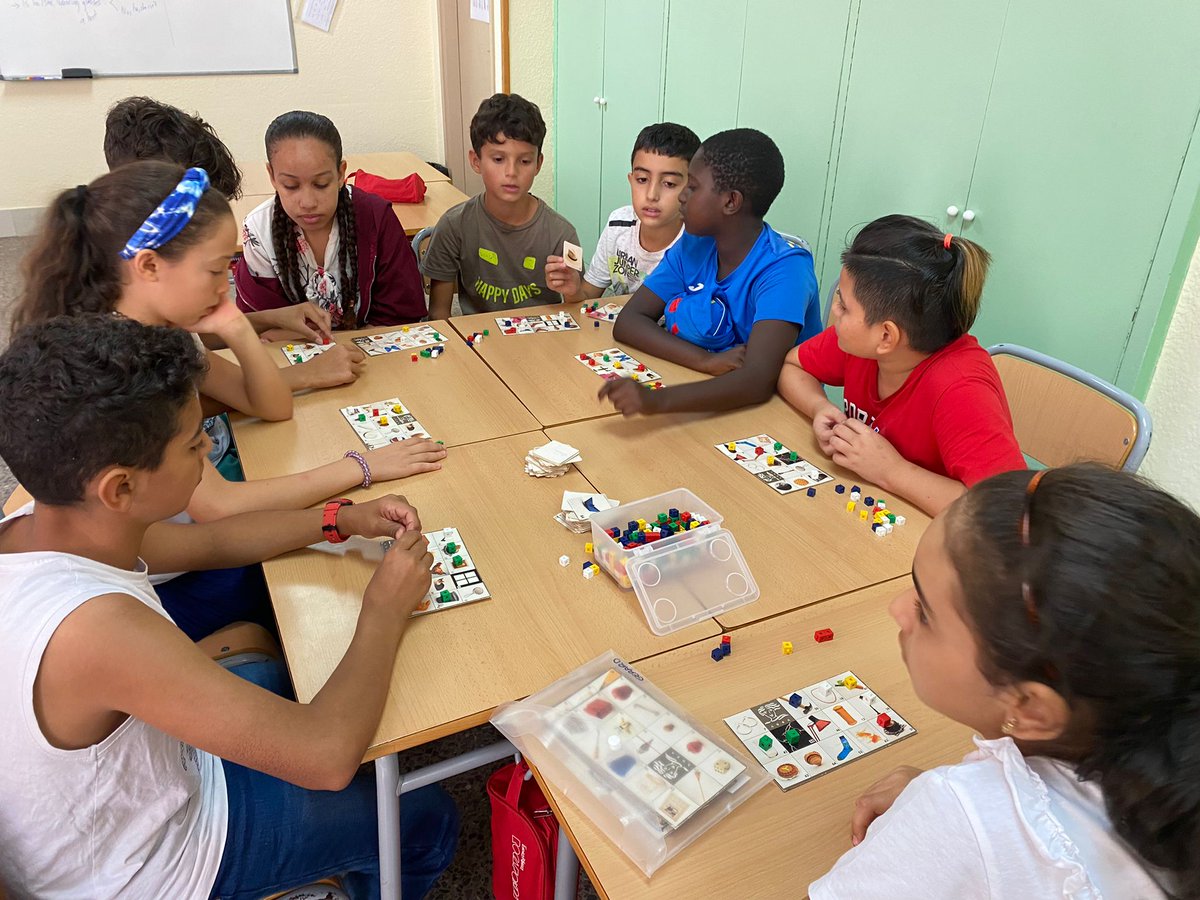 EscolaRocafonda's tweet photo. Tornen els English corners a C.S. Durant la setmana passada l’alumnat de 6è ha practicat el Speaking jugant al Who is Who? i Reading i Listening amb un Bingo.
Why not playing?
#escolarocafonda #educacioprimaria #english #englishforfun #englishcorners #learning #playing https://t.co/cTg7SS3TAB