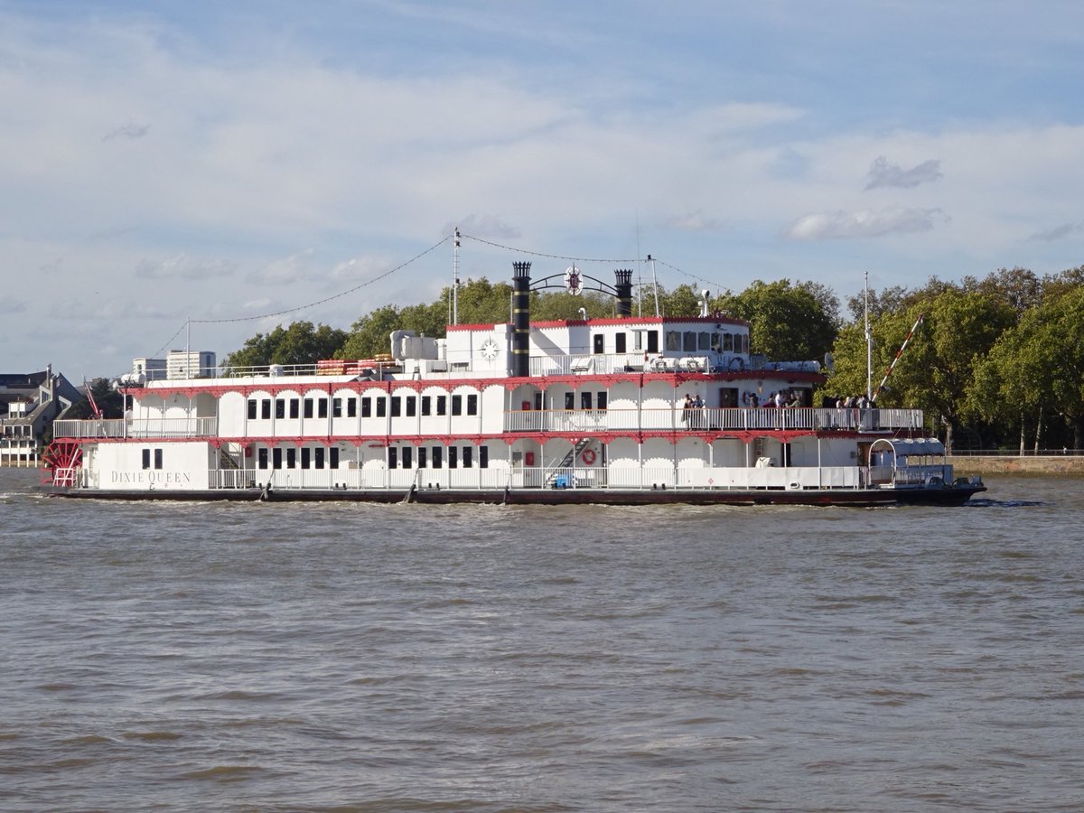 wazzo_m's tweet photo. #DixieQueen in the autumn sunshine  at Greenwich Reach this afternoon passing Island Gardens  ⁦@TLCLdn⁩ ⁦@Tidal_Thames95⁩ ⁦@ThamesPics⁩ https://t.co/3iVsw0i3Wd