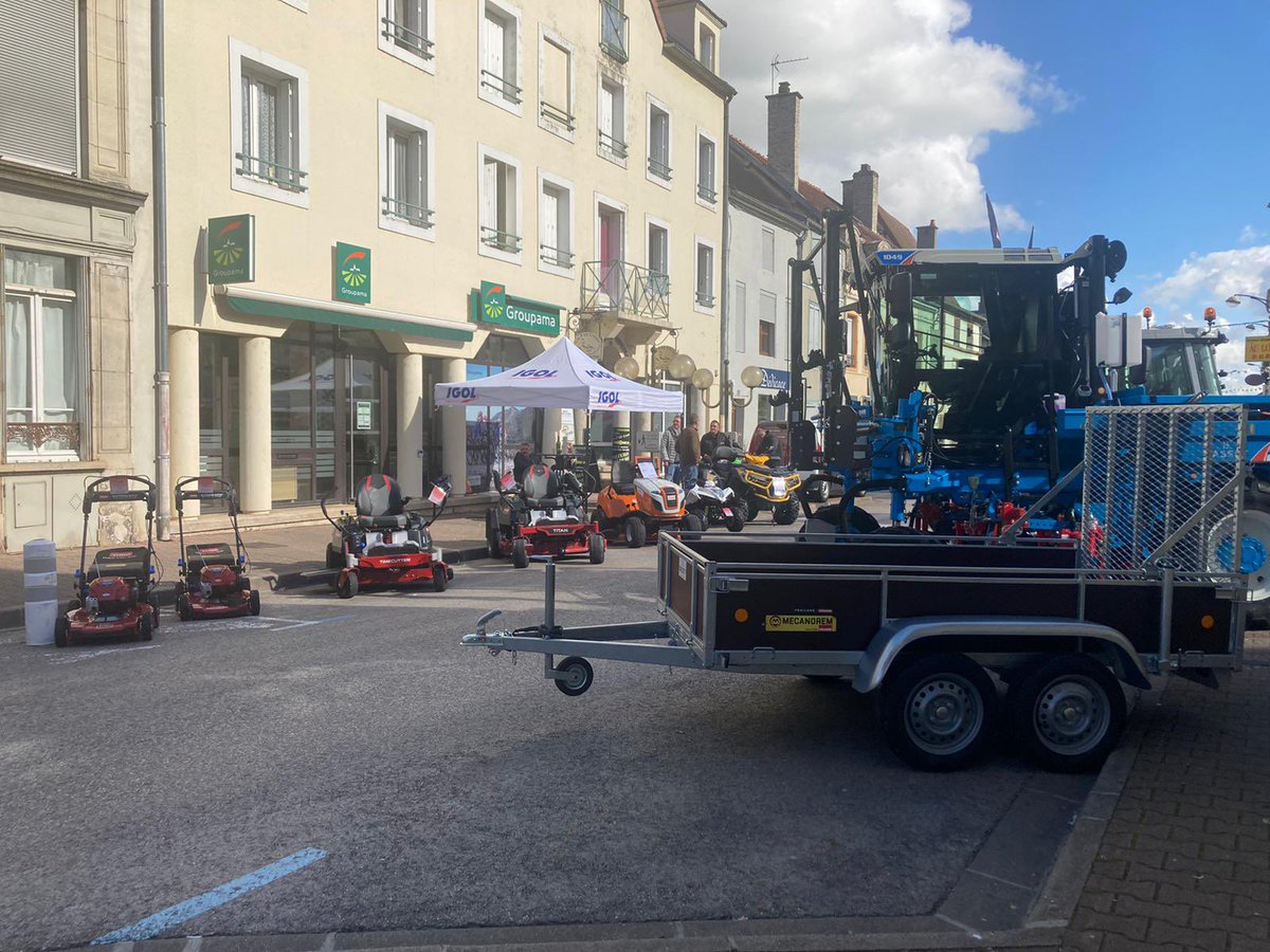 TeamBASSET's tweet photo. Une journée pas comme les autres à Bar sur Aube ce samedi 8 octobre, la Team Basset s’installait au cœur du centre ville ! 
#Barsuraube #Basset #journeedescommercant https://t.co/eIcwSo3YpO