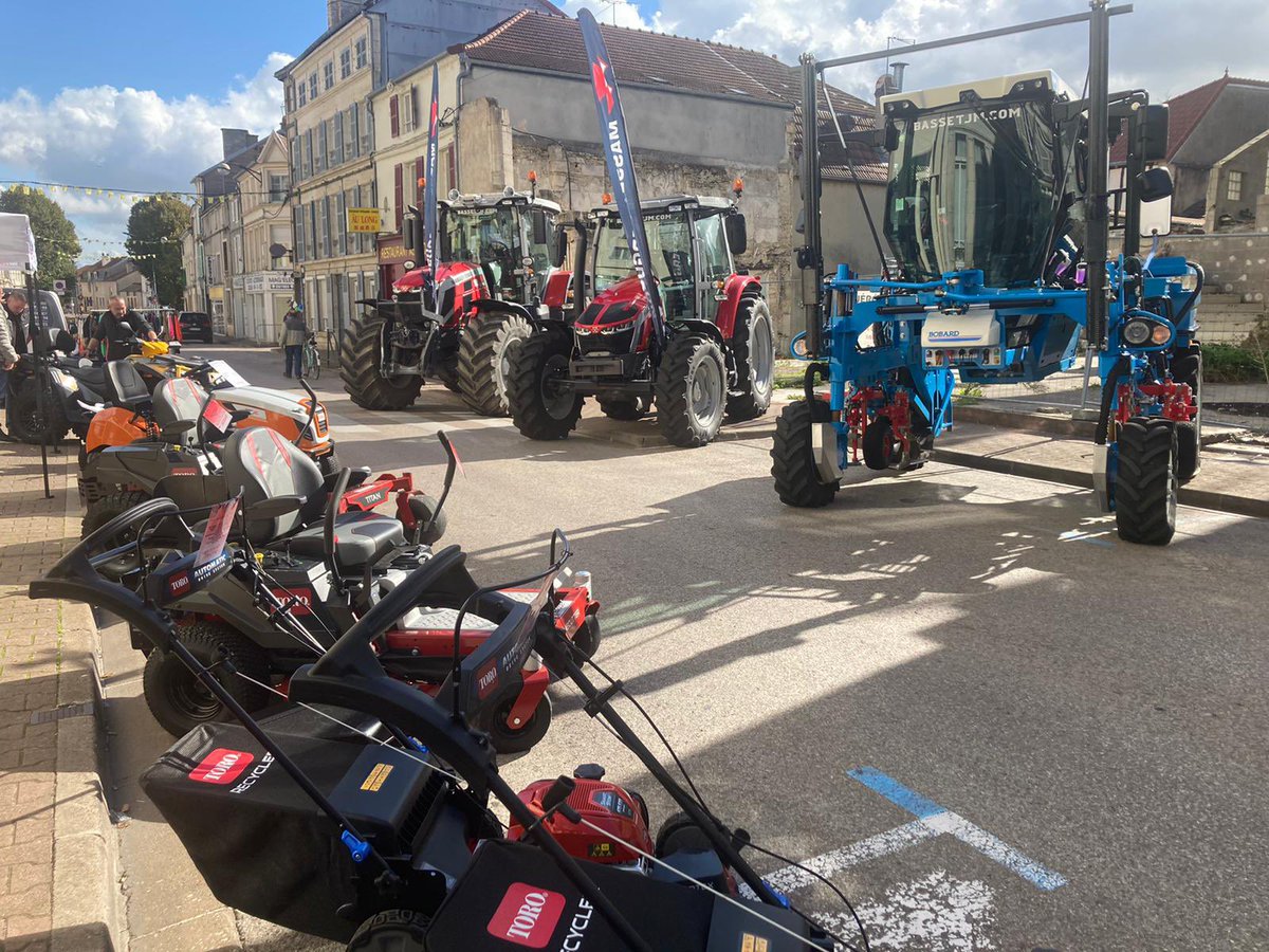 TeamBASSET's tweet photo. Une journée pas comme les autres à Bar sur Aube ce samedi 8 octobre, la Team Basset s’installait au cœur du centre ville ! 
#Barsuraube #Basset #journeedescommercant https://t.co/eIcwSo3YpO