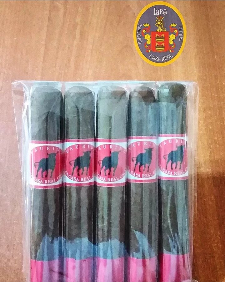 CigarsLara's tweet photo. Lara Casa Real Cigars TAURINO 49x5 π₯πβοΈ#laracrc #lcrc #laraeventos #guadalajara #zapopan #PuertoVallarta #tiendadepuros #cigarrollers https://t.co/tKOYJgkAzg