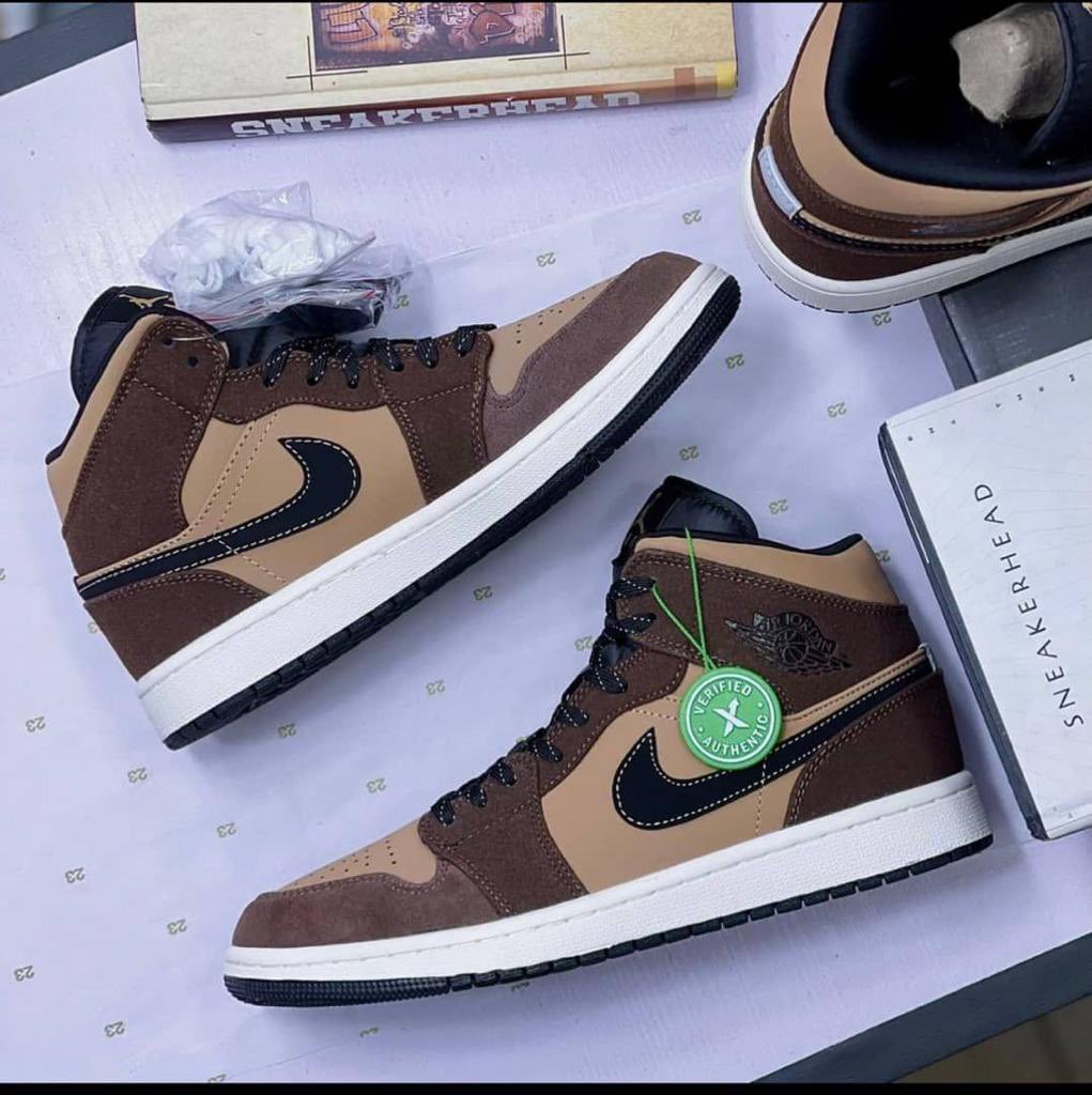 Glo_Ree_'s tweet photo. @Asperjuliusfla1 @Kvng_Ma_Oma @Ekitipikin Picture 1-3 are jordan 18k first grade. picture 4 is jordan luxury 76k.what's the difference? If I don't tell you boss you wouldn't know 😂😂😂. BOSS IF IT'S LUXURY OR FIRST GRADE  YOU WANT, I'm here No go buy wetin your pocket no reach come dey beg @Ekitipikin money for rent 🏃‍♀️. https://t.co/cRnMDgLHaN