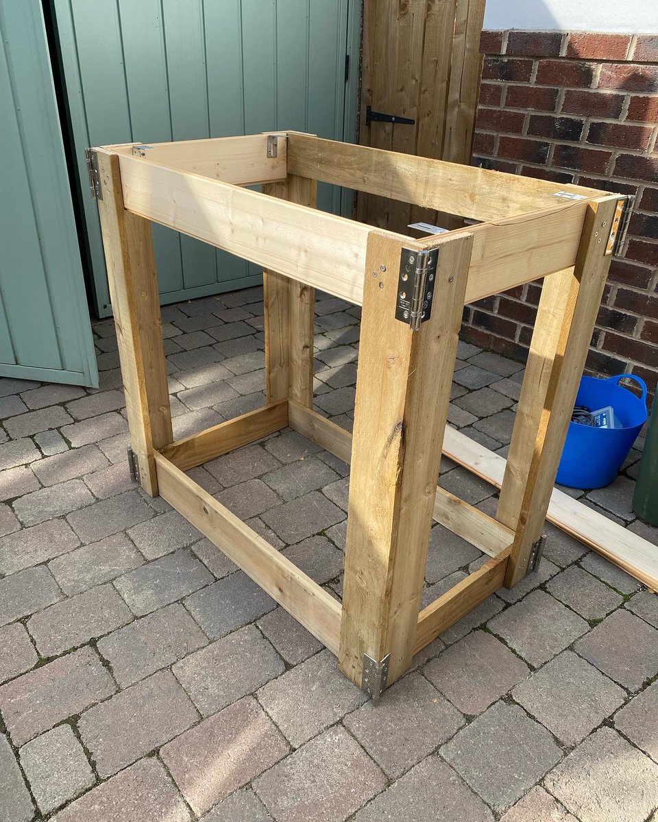 petejeveritt's tweet photo. Love a good bit of #DIY.
I’ve been meaning to put some spare worktop in our garage as a bench.
I had all the wood, repurposed some hinges on the legs, and even had 4 spare brackets to secure the top.
Total cost = £0.00
Total time = 2.5hrs
Total landfill = 0
👌
#diywin https://t.co/is7jKug0mc