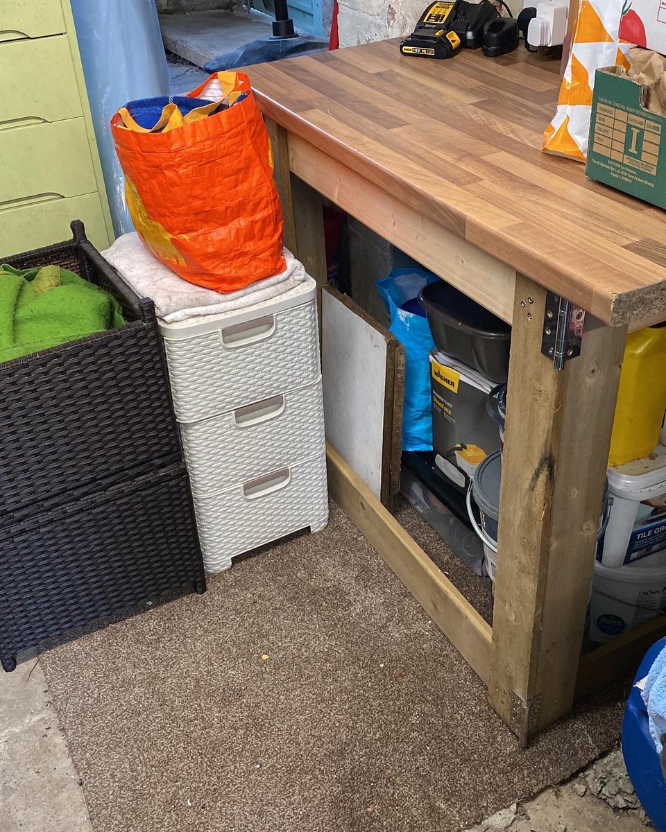 petejeveritt's tweet photo. Love a good bit of #DIY.
I’ve been meaning to put some spare worktop in our garage as a bench.
I had all the wood, repurposed some hinges on the legs, and even had 4 spare brackets to secure the top.
Total cost = £0.00
Total time = 2.5hrs
Total landfill = 0
👌
#diywin https://t.co/is7jKug0mc