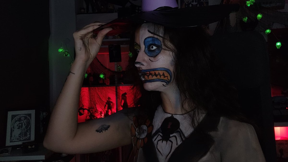 DeMeninha's tweet photo. "Jack,¡abre! Yo soy un simple funcionario electo. ¡No puedo decidir por mí mismo! ¿Jack? ¡JACK!"
Y aquí está el 2º maquillaje del #makeuptober
✨Recordad que tenemos sorteíto abierto en #twitch para seguidores y subs"✨
#nightmarebeforechristmas #makeup #facepaint #bodypaint https://t.co/yrQDZsJaw1