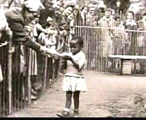 Global_Folder's tweet photo. 1958 in Belgium when a African girl was kept in a zoo as a monkey to attract tourists. https://t.co/i5jc1GD5Kn