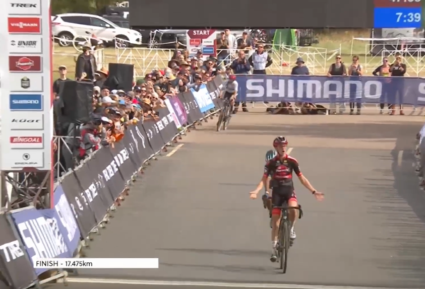 CyclocrossE's tweet photo. Fem van Empel 🇳🇱 gana la primera ronda de la #CXWorldCup femenina en Waterloo 🇺🇸

El final se disputó entre Empel y Alvarado en un emocionante sprint!

 #cx #cxworldcup #netherlands https://t.co/dJTE9vQnF5